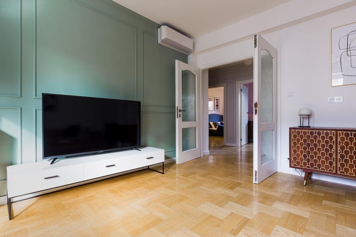 Amazing, Spacious In The Center!